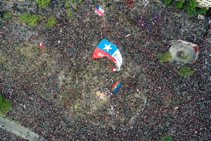 Batucadas, banderas chilenas en todos los tamaños, cacerolas en diferentes formatos y manifestantes disfrazados, como el Hombre Araña pidiendo: “Saquemos las telarañas del sistema, ¡ya!”.