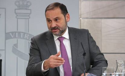 El ministro de Fomento, José Luis Ábalos, durante la rueda de prensa posterior al Consejo de Ministros, celebrada hoy en el Palacio de La Moncloa.