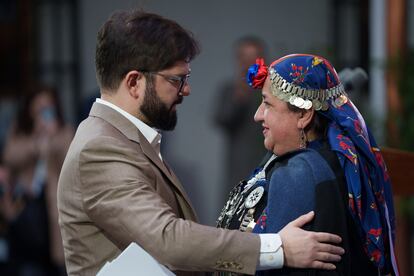 Gabriel Boric saluda a una representante del pueblo mapuche, durante la presentación de la Comisión. 