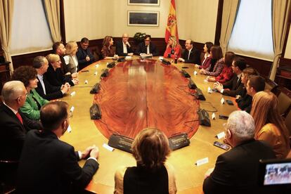 Un momento de la reunión de Salvador Illa con los diputados y senadores del partido, este miércoles en el Congreso.