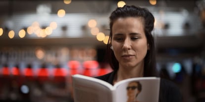 Pamela Rodríguez (Lima, 1983) posa con su libro 'Desmadre'.