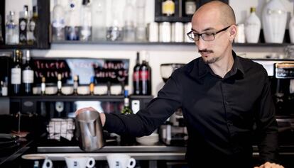 Un cambrer prepara tres caf&egrave;s en una cafeteria de Madrid.