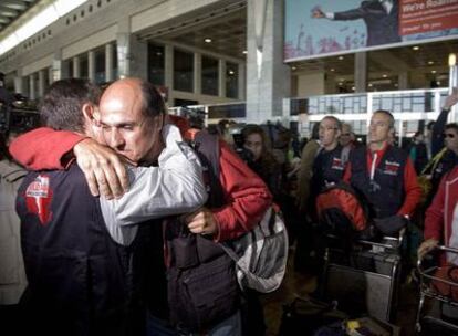 Cooperantes de la caravana solidaria, ayer, a su llegada a Barcelona.
