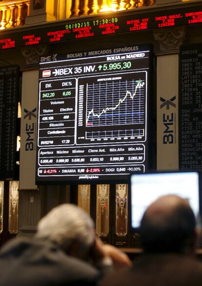 Un panel informativo con las cotizaciones del Ibex 35 esta tarde en la Bolsa de Madrid.