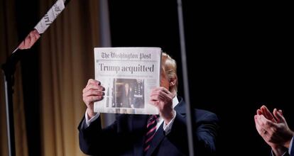 Trump muestra The Washington Post con su absolución.