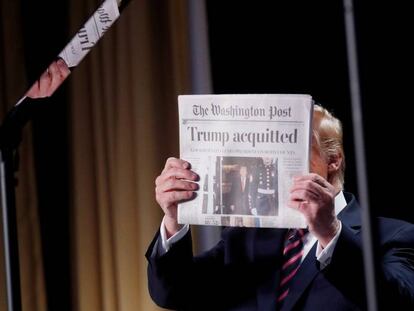 Trump muestra The Washington Post con su absolución.