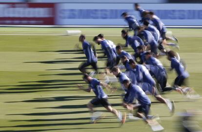 La plantilla del Real Madrid realiza un sprint durante un entrenamiento.