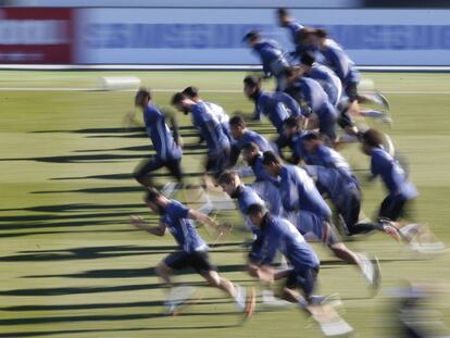 La plantilla del Real Madrid realiza un sprint durante un entrenamiento.