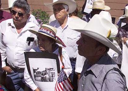 Inmigrantes mexicanos, en el consulado de su país en Fresno (California).