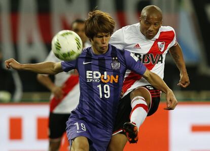 Carlos Sanchez (dir.) disputa a bola com Sho Sasaki durante a semifinal do Mundial de Clubes da FIFA.