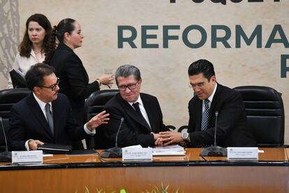 Ignacio Mier, diputado coordinador de Morena; Ricardo Monreal, senador coordinador de Morena, y Jorge Romero, diputado presidente de la Junta de Coordinación Política (JUCOPO), en la mesa de diálogolo.