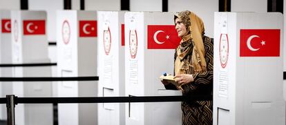 Una votante turca se dirige a depositar su voto en Deventer (Holanda) el 5 de abril de 2017.  
