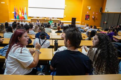 Estudiantes de Lengua de Signos se comunican entre ellos durante una asamblea para debatir la falta de profesores en el Campus de Alcorcón de la Universidad Rey Juan Carlos en Madrid. ANDREA COMAS