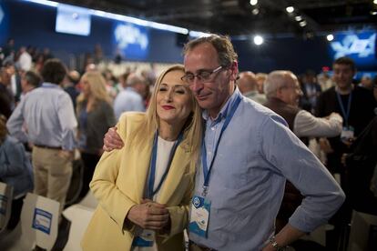 Cristina Cifuentes y Alfonso Alonso, al inicio de la convención nacional del Partido Popular. el 6 de abril de 2018.