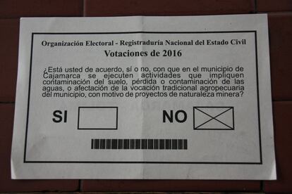 El pasado mes de diciembre, el Consejo de Estado declaró inconstitucional la pregunta diseñada para la consulta minera por considerarla “caprichosa y sugestiva”. Finalmente, el interrogante que se planteó fue: ¿Está usted de acuerdo, sí o no, con que en el municipio de Cajamarca se ejecuten proyectos y actividades mineras? 6.165 personas, un 97,9% de los votantes, dijeron que no.