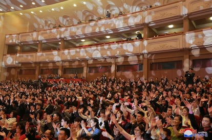 El concierto fue una nueva señal del rápido deshielo de las relaciones entre las dos Coreas, iniciado durante los Juegos Olímpicos de Invierno celebrados en febrero en la ciudad surcoreana de Pyeongchang. En la fotografía, asistentes al concierto de los artistas surcoreanos, el 1 de abril de 2018.