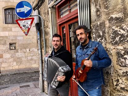Los dos músicos de Fetén Fetén, a las puertas del bar Patillas de Burgos.
