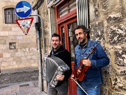 Los dos músicos de Fetén Fetén, a las puertas del bar Patillas de Burgos.