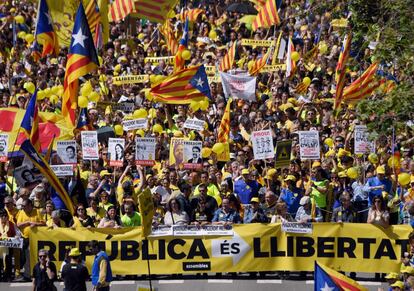 Banderas independentistas y carteles de los polticos presos encarcelados son portados por los manifestantes.