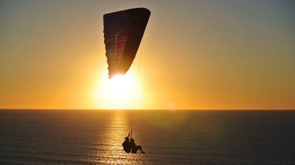 Una pareja en un vuelo en biplaza en parapente.