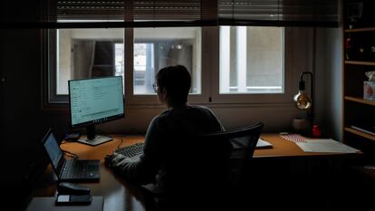 Una mujer teletrabaja desde su domicilio, en Madrid, el pasado octubre.