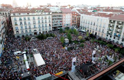 Los asistentes a este pregón han portado algunas banderas arcoíris y llenado la plaza, que se encontraba acordonada por la Policía por motivos de aforo.