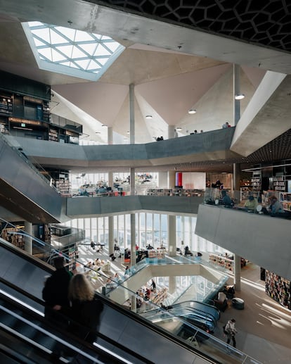 Vista del interior de la sede central de la biblioteca de Oslo.