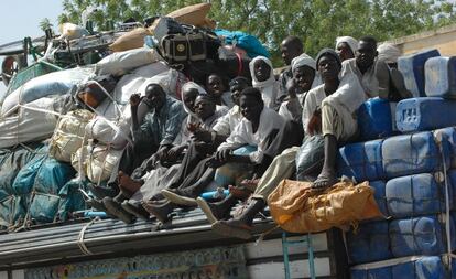 2007, Darfur, Sudán. Una imagen llamativa para los occidentales es la de los medios de transporte sobrecargados de mercancías y personas hasta límites increíbles. Resulta difícil de comprender cómo estos vehículos pueden seguir funcionando con un mantenimiento tan pobre y con falta de repuestos. Ocurre en todos los países en desarrollo y responde a una lógica y necesidades económicas evidentes. Esta imagen se tomó en el mercado de Nyala, la capital de Darfur sur, y la ciudad más vibrante y cosmopolita de esta región de Sudán.