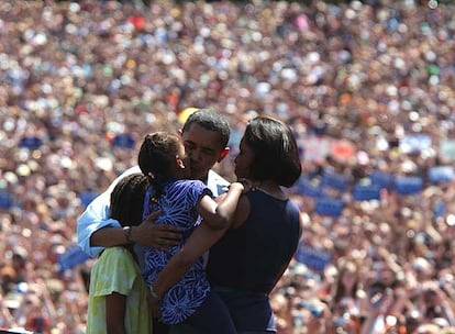 Barack Obama abraza a su esposa, Michelle, y a sus hijas, Malia y Sasha, ante 75.000 seguidores el domingo en Portland, Oregón.