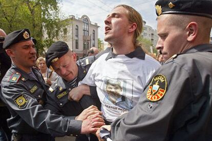 Varios policías sujetan a un manifestante frente al tribunal que juzga a Jodorkovski ayer en Moscú.