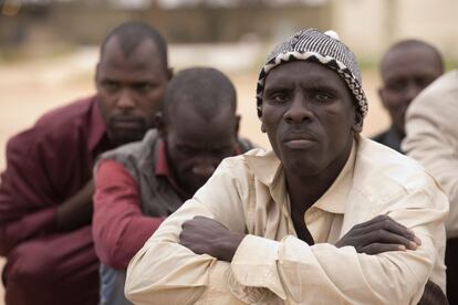 Un grupo de subsaharianos detenidos en el centro de internamiento para extranjeros en Misrata.