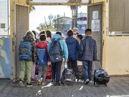 Varios alumnos acceden a un colegio en Valencia.