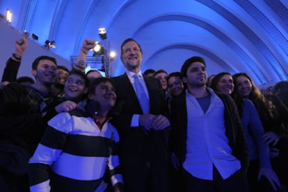 Mariano Rajoy se fotografía con jóvenes simpatizantes en el mitin de Oviedo.