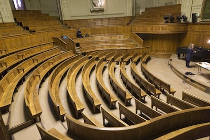 En el Anfiteatro Richelieu, el aula magna de La Sorbona, se concentraron cientos de estudiantes en 1968. Actualmente, el mismo escenario retratado hace unos das.