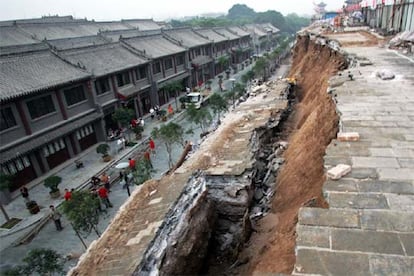 Imagen de parte del derrumbe que ha dañado la muralla china de Xiam.