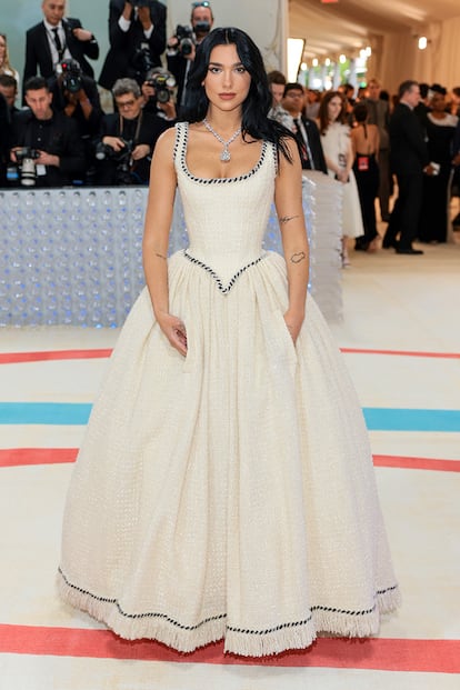 La cantante Dua Lipa, otra de las anfitrionas de la gala, con vestido inspirado en el siglo XVIII de la colección de alta costura o-i de 1992 de Chanel.