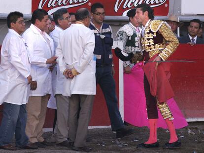 Fernando Ochoa brindó su primer toro al equipo médico de la plaza de Aguascalientes