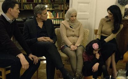 George y Amal Clooney, con refugiados sirios en Berl&iacute;n. 