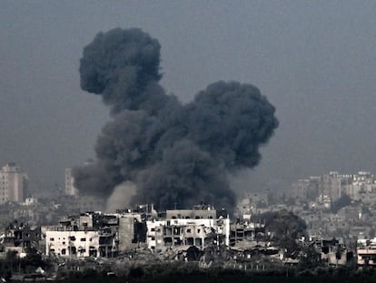 Columna de humo sobre Gaza, tras un bombardeo israelí, en la mañana del sábado.