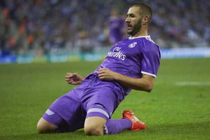 El delantero francés del Real Madrid Karim Benzema celebra su gol.