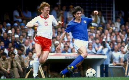 Boniek pelea un bal&oacute;n con Paolo Rossi en el Mundial de Espa&ntilde;a 82