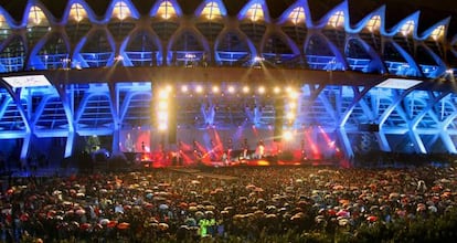 Miles de personas asisten a un concierto en el recinto de la Ciudad de las Artes, en Valencia.