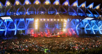 Miles de personas asisten a un concierto en el recinto de la Ciudad de las Artes, en Valencia. 