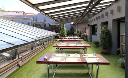 En el barrio de Malasaña nos acercamos a un nuevo multiespacio de cuatro plantas con tienda de ropa y accesorios, espacio 'gourmet', decoración, sala de exposiciones y hasta un cine. La azotea acoge una insólita terraza rodeada de tejados. La cúpula del gran lucernario central da un aire posmoderno y lunático a esta antigua fábrica de cera. El césped es de pego y los bancos invitan a despertar el espíritu 'country' con un pollo 'teriyaki' o una tabla de pícnic y unas cervezas del Restaurante Parq. En el tercer piso está la terraza de la coctelería, junto al restaurante ambientado por el joven estudio barcelonés Batabasta (www.batabasta.com). Deambulan desde familias con niños a grupos de 'indies'. Dirección: La Palma, 10. +34 603 30 91 73. www.elparacaidista.es.