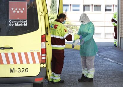Trabajadores sanitarios se desinfectan las manos en el exterior del hospital Severo Ochoa de Leganés (Madrid).