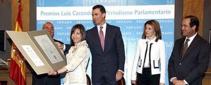 El príncipe de Asturias entrega el reconocimiento a Anabel Díez ayer en el Senado.
