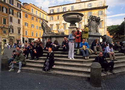 La mayorista Turavia propone para este verano paquetes de vuelos y una noche de hotel (ampliable) a Roma por 262 euros. En la foto, la plaza de Santa Maria in Trastevere.