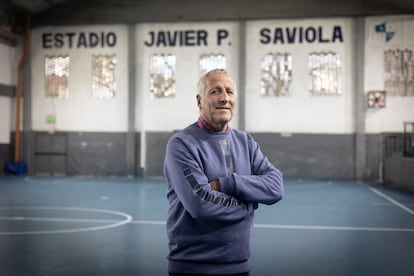 13 de julio de 2023, Buenos Aires, Argentina. Gabriel Rodriguez, mítico cazatalentos de jugadores argentinos posa en la cancha de la Asociación de Fomento Parque Chas. Rodriguez es el director técnico de las divisiones inferiores de River Plate, descubridor de Saviola, Enzo Fernández y Julián Álvarez. Foto: Mariana Eliano