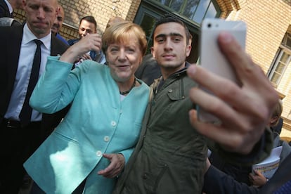 La canciller alemana ha visitado varias instalaciones donde están siendo acogidos los migrantes que llegan a Berlín. En la imagen, Merkel posa para un selfie con un refugiado sirio.