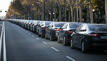 Vehicles VTC aparcats a la Diagonal durant la protesta del gener.